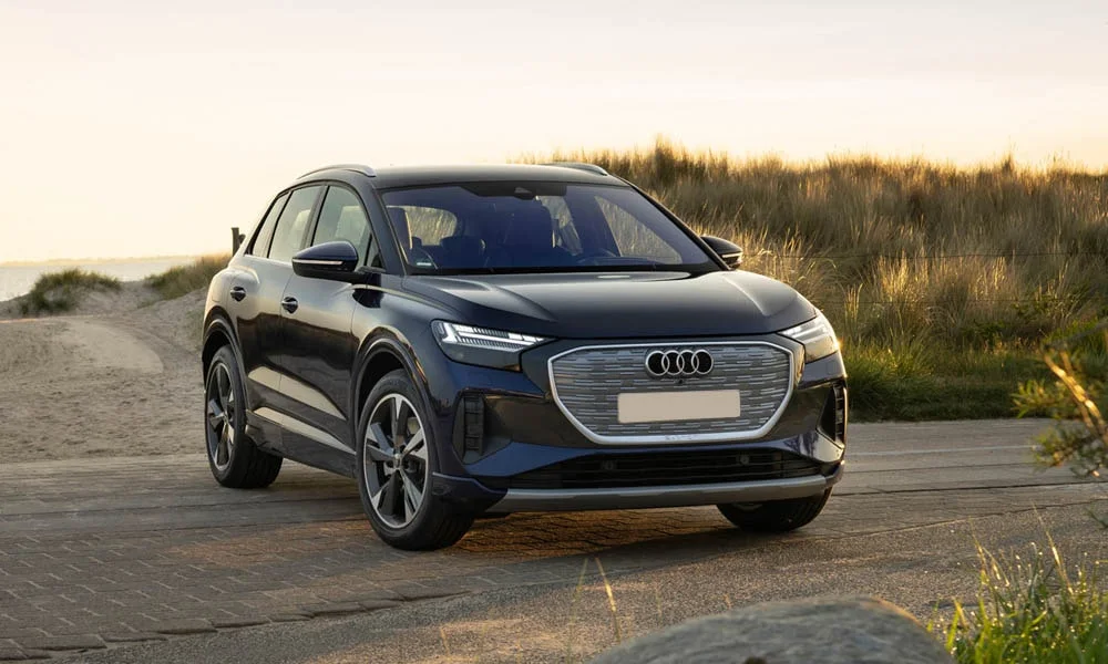 Фото Audi Q4 e-tron (2024) — вид спереди, фото 8. Анфас: пропорции капота, посадка кузова и графика ходовых огней. Рисунок ходовых огней — подпись модели, по нему её узнают в потоке Audi Q4 e-tron (2024) — вид спереди, фото 8