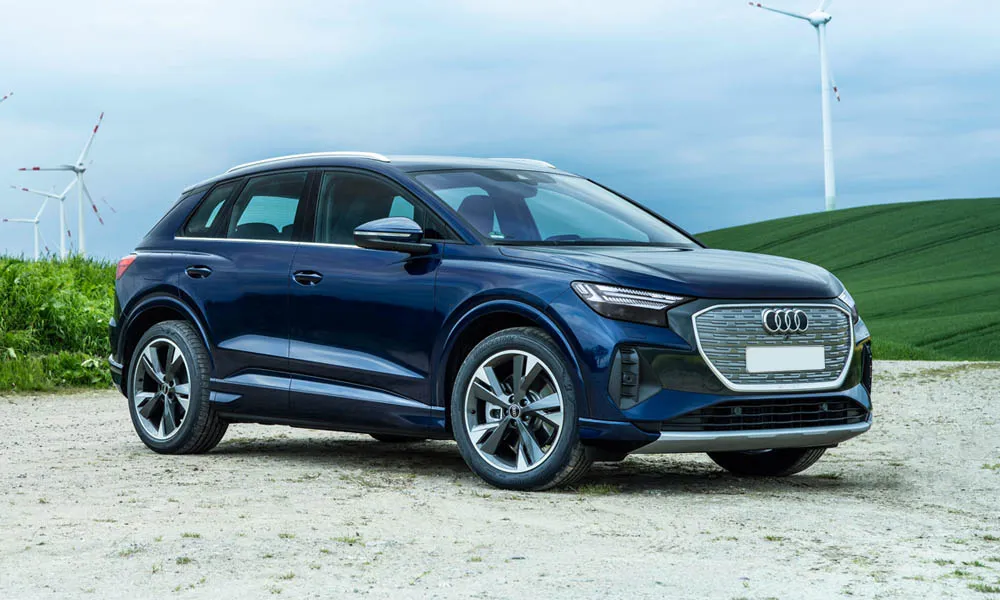 Фото Audi Q4 e-tron (2024) — вид спереди, фото 10. Анфас: пропорции капота, посадка кузова и графика ходовых огней. Дневные ходовые огни включаются автоматически с запуском Audi Q4 e-tron (2024) — вид спереди, фото 10