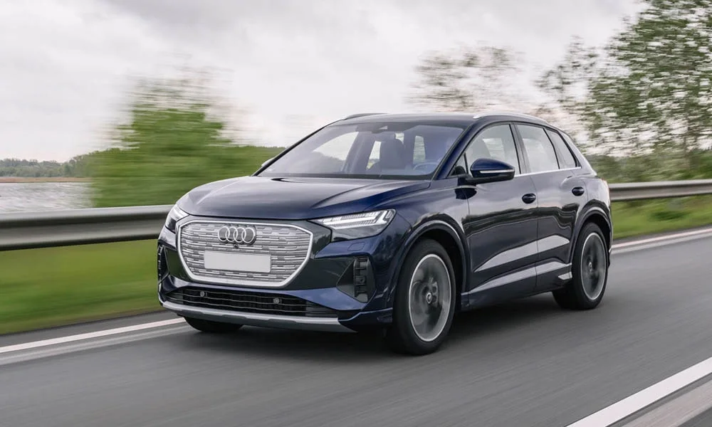 Фото Audi Q4 e-tron (2024) — вид спереди, фото 11. Анфас: пропорции капота, посадка кузова и графика ходовых огней Audi Q4 e-tron (2024) — вид спереди, фото 11