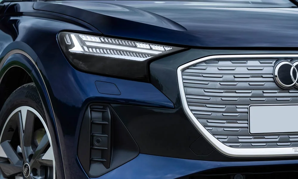 Фото Audi Q4 e-tron (2024) — вид спереди, фото 12. Оптика, решётка и бампер — первое впечатление о модели. Дневные ходовые огни включаются автоматически с запуском Audi Q4 e-tron (2024) — вид спереди, фото 12