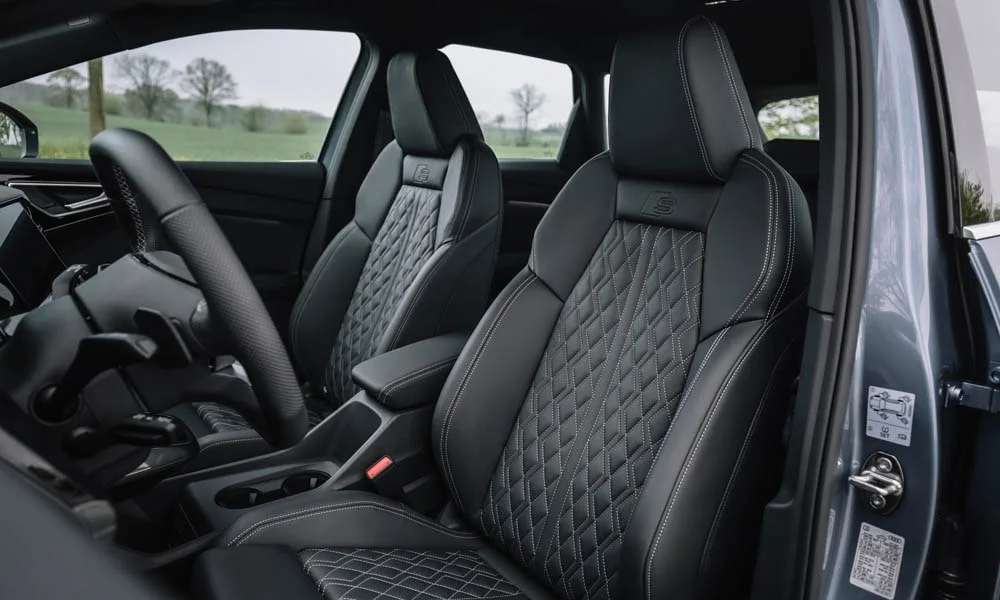 Фото Audi Q4 e-tron (2024) — передние сиденья. Передние кресла в перфорированной коже Audi Q4 e-tron (2024) — передние сиденья