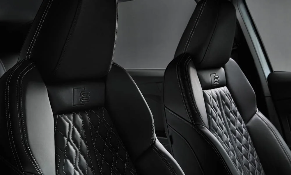 Фото Audi Q4 e-tron (2024) — интерьер, фото 2. Общий план салона: архитектура панели, консоль и кресла. Уровень отделки читается по стыкам панелей и мягким поверхностям в зонах касания Audi Q4 e-tron (2024) — интерьер, фото 2