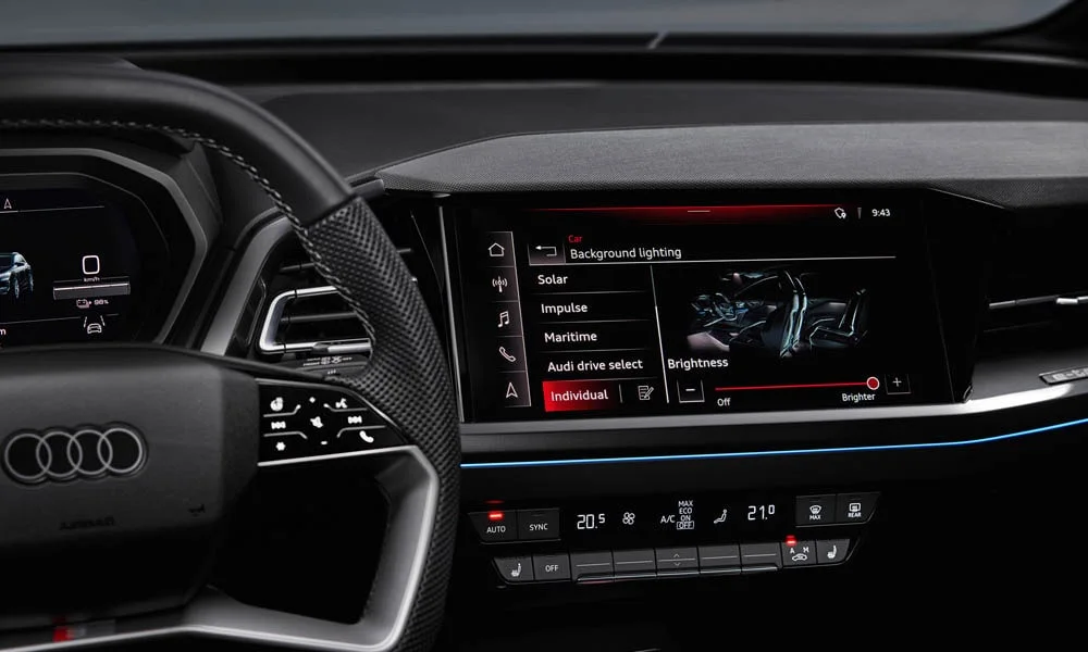 Фото Audi Q4 e-tron (2024) — экран мультимедиа. Интерфейс медиасистемы крупным планом Audi Q4 e-tron (2024) — экран мультимедиа