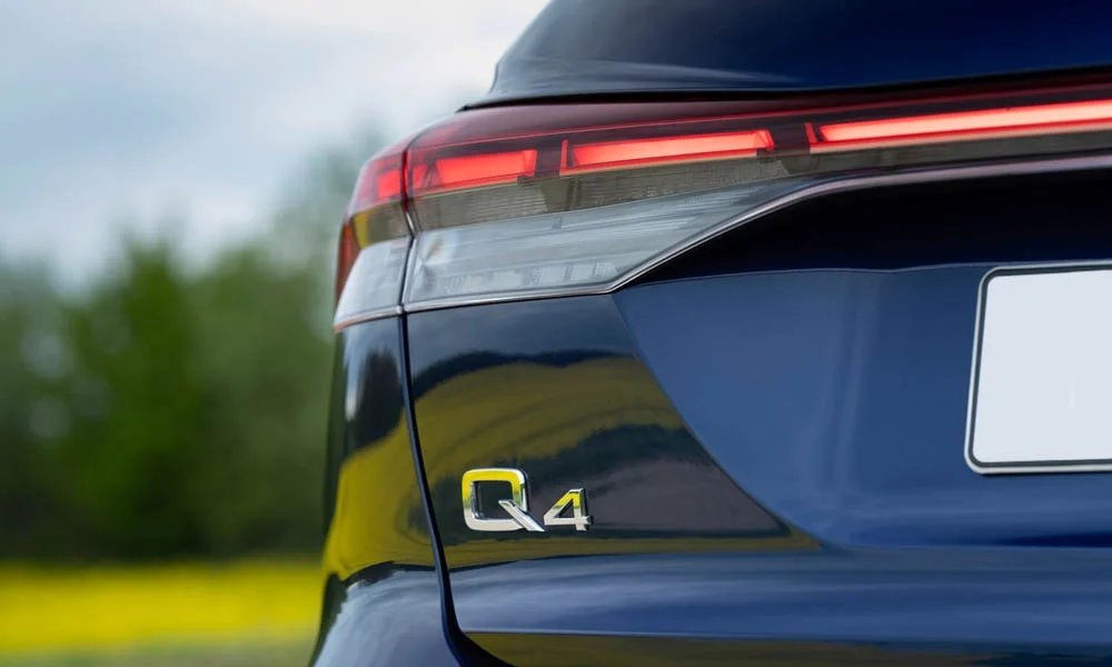 Фото Audi Q4 e-tron (2024) — вид сзади, фото 8. Графика фонарей, бампер и оформление пятой двери. Светодиодная полоса или раздельные секции — задняя оптика стала главным украшением кормы Audi Q4 e-tron (2024) — вид сзади, фото 8