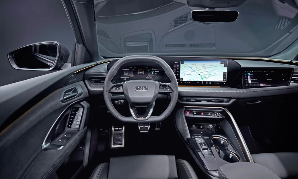 Фото Audi Q5 (2024) — передняя панель. Панель в тёмной отделке — видна компоновка экранов и органов управления Audi Q5 (2024) — передняя панель