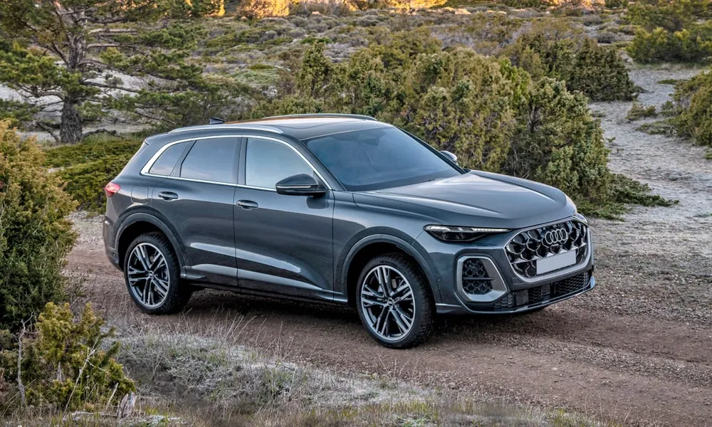Фото Audi Q5 (2024) — вид спереди, фото 7. Кузов в сером цвете: рисунок оптики и решётки задаёт узнаваемое «лицо» модели. Дневные ходовые огни включаются автоматически с запуском Audi Q5 (2024) — вид спереди, фото 7