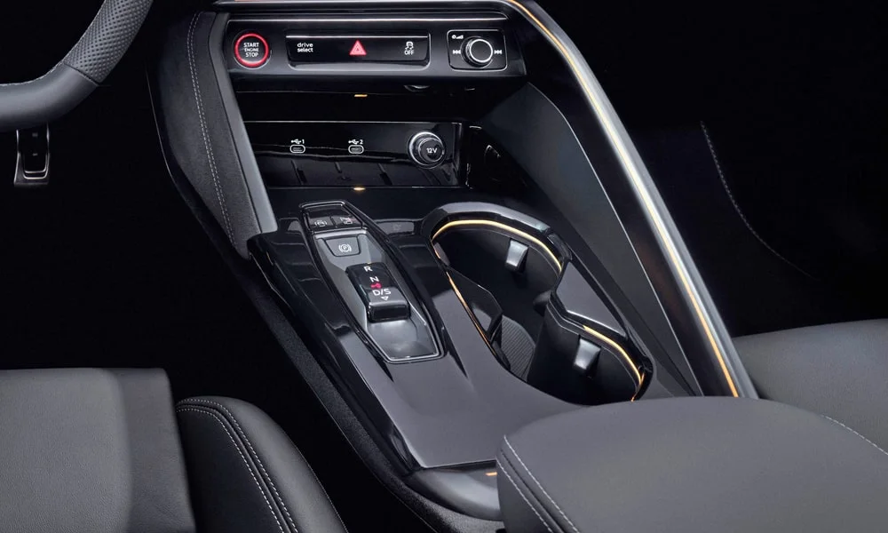 Фото Audi Q5 (2024) — селектор коробки передач. Управление коробкой: компактный селектор освобождает место на тоннеле. Режимы движения и электронный ручник собраны рядом с селектором Audi Q5 (2024) — селектор коробки передач