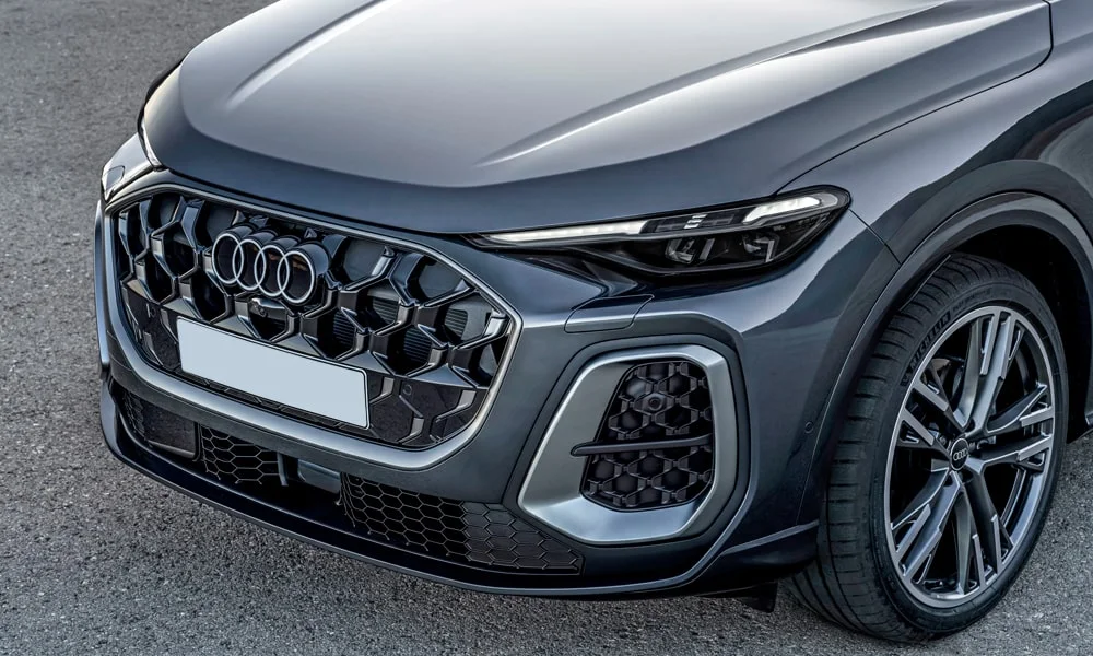 Фото Audi Q5 (2024) — решётка радиатора. Рисунок решётки: сетка, ламели или глухая панель у электроверсий. Активные жалюзи за решёткой закрываются на трассе ради аэродинамики — есть у ряда моделей Audi Q5 (2024) — решётка радиатора