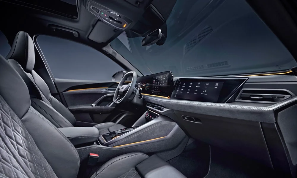 Фото Audi Q5 (2024) — интерьер. Общий план салона: архитектура панели, консоль и кресла. Светлая гамма зрительно расширяет салон, тёмная — практичнее в уходе Audi Q5 (2024) — интерьер