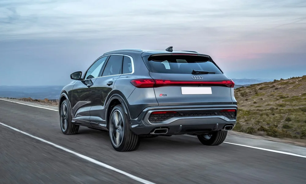 Фото Audi Q5 (2024) — вид сзади, фото 4. Серый кузов сзади — фонари и бампер определяют ночной образ модели Audi Q5 (2024) — вид сзади, фото 4