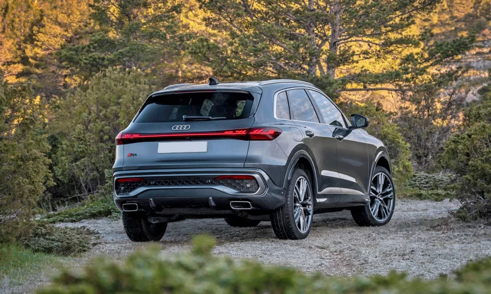 Фото Audi Q5 (2024) — вид сзади, фото 5. Графика фонарей, бампер и оформление пятой двери. Светодиодная полоса или раздельные секции — задняя оптика стала главным украшением кормы Audi Q5 (2024) — вид сзади, фото 5