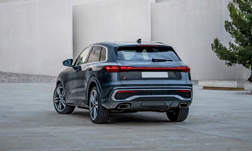 Фото Audi Q5 (2024) — вид сзади, фото 7. Графика фонарей, бампер и оформление пятой двери. Светодиодная полоса или раздельные секции — задняя оптика стала главным украшением кормы Audi Q5 (2024) — вид сзади, фото 7