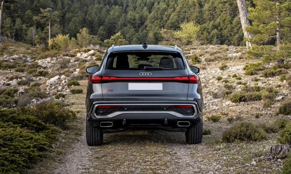 Фото Audi Q5 (2024) — вид сзади, фото 9. Графика фонарей, бампер и оформление пятой двери Audi Q5 (2024) — вид сзади, фото 9