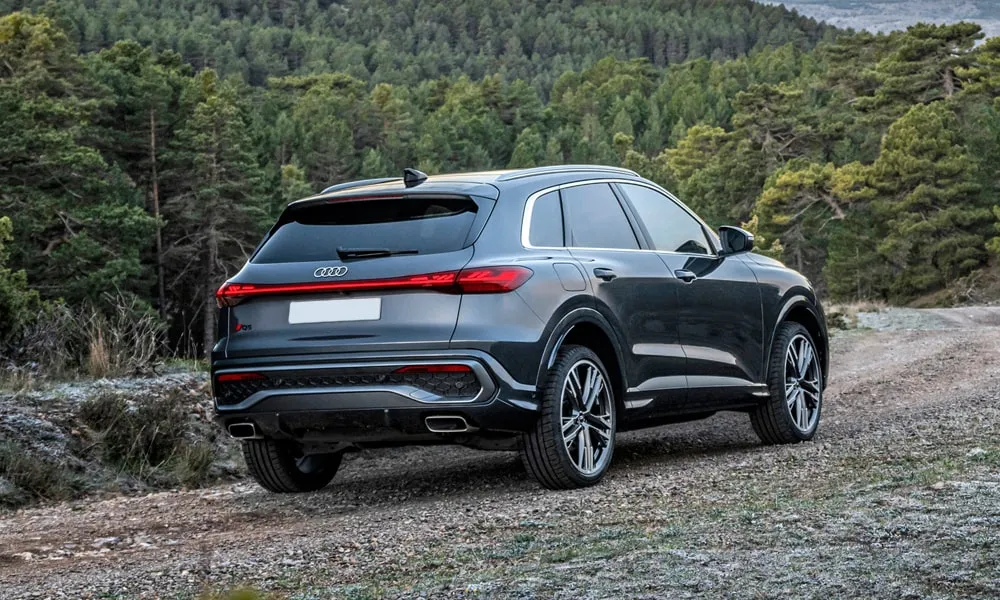 Фото Audi Q5 (2024) — вид сзади, фото 10. Графика фонарей, бампер и оформление пятой двери. Насадки выхлопа или их имитация внизу бампера различают версии Audi Q5 (2024) — вид сзади, фото 10