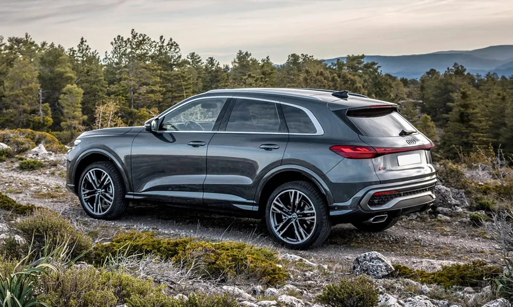 Фото Audi Q5 (2024) — вид сзади, фото 11. Корма в сером цвете: графика фонарей и пластика пятой двери Audi Q5 (2024) — вид сзади, фото 11