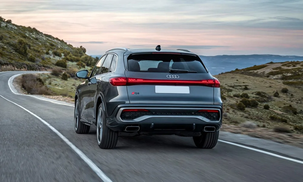 Фото Audi Q5 (2024) — вид сзади, фото 12. Серый кузов сзади — фонари и бампер определяют ночной образ модели. Насадки выхлопа или их имитация внизу бампера различают версии Audi Q5 (2024) — вид сзади, фото 12