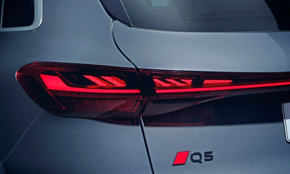 Фото Audi Q5 (2024) — вид сзади, фото 13. Серый кузов сзади — фонари и бампер определяют ночной образ модели. Светодиодная полоса или раздельные секции — задняя оптика стала главным украшением кормы Audi Q5 (2024) — вид сзади, фото 13