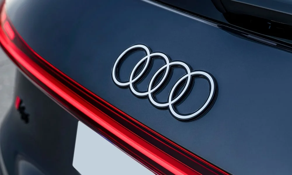 Фото Audi Q5 (2024) — крыша. Линия крыши и панорамное остекление с высоты Audi Q5 (2024) — крыша