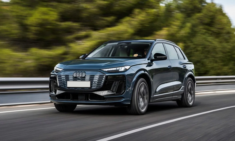 Фото Audi Q6 e-tron (2024) — вид спереди, фото 5. Передок в синем исполнении — крупная светотехника и выразительный бампер Audi Q6 e-tron (2024) — вид спереди, фото 5