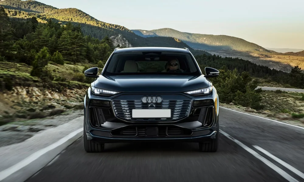Фото Audi Q6 e-tron (2024) — вид спереди, фото 6. Оптика, решётка и бампер — первое впечатление о модели. Рисунок ходовых огней — подпись модели, по нему её узнают в потоке Audi Q6 e-tron (2024) — вид спереди, фото 6