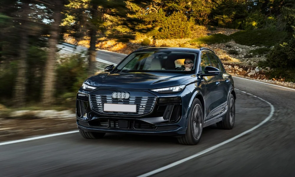 Фото Audi Q6 e-tron (2024) — вид спереди, фото 7. Анфас: пропорции капота, посадка кузова и графика ходовых огней. Рисунок ходовых огней — подпись модели, по нему её узнают в потоке Audi Q6 e-tron (2024) — вид спереди, фото 7