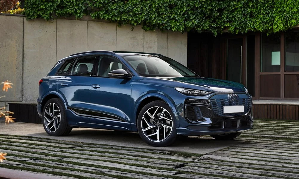 Фото Audi Q6 e-tron (2024) — вид спереди, фото 9. Оптика, решётка и бампер — первое впечатление о модели. Дневные ходовые огни включаются автоматически с запуском Audi Q6 e-tron (2024) — вид спереди, фото 9