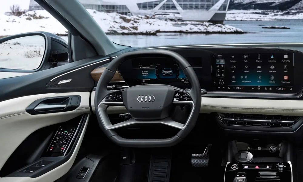 Фото Audi Q6 e-tron (2024) — приборная панель. Скорость, запас хода и подсказки ассистентов перед глазами. Запас хода и расход выводятся крупно — главные цифры ежедневных поездок Audi Q6 e-tron (2024) — приборная панель