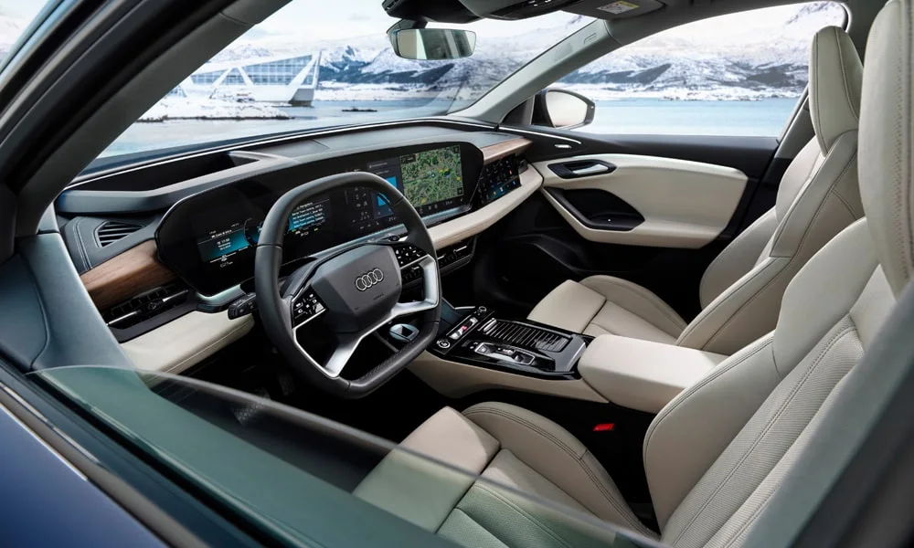 Фото Audi Q6 e-tron (2024) — интерьер. Салон в тёмно-синей отделке: архитектура передней панели, консоль и кресла Audi Q6 e-tron (2024) — интерьер