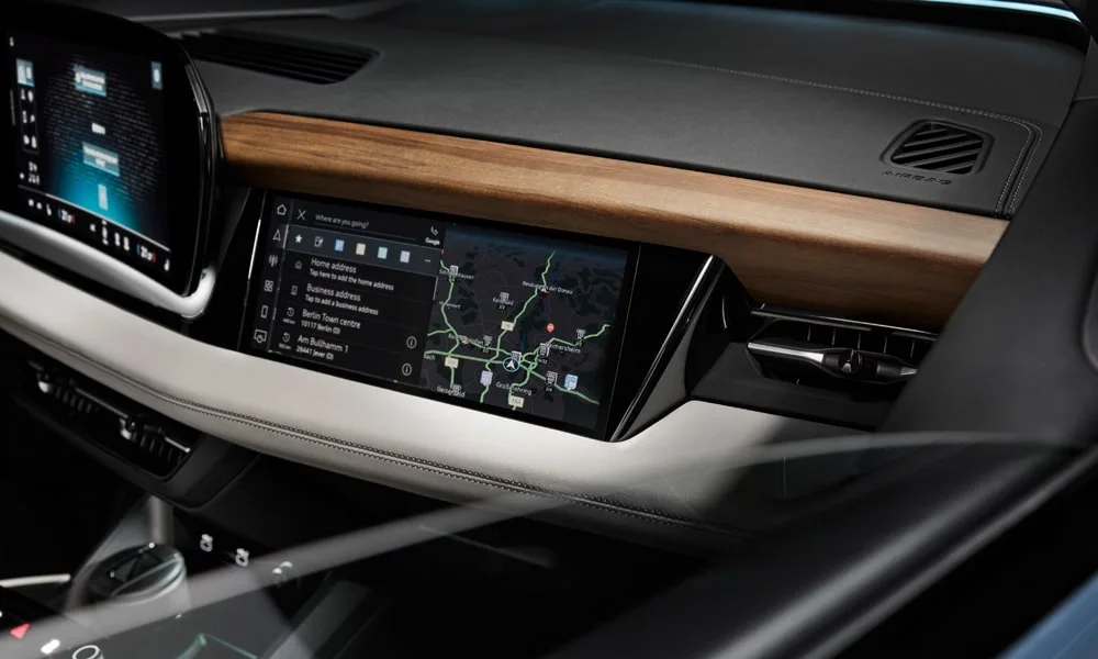 Фото Audi Q6 e-tron (2024) — экран мультимедиа. Интерфейс медиасистемы крупным планом. Климат и обогревы часто управляются с этого экрана — привыкание занимает пару дней Audi Q6 e-tron (2024) — экран мультимедиа