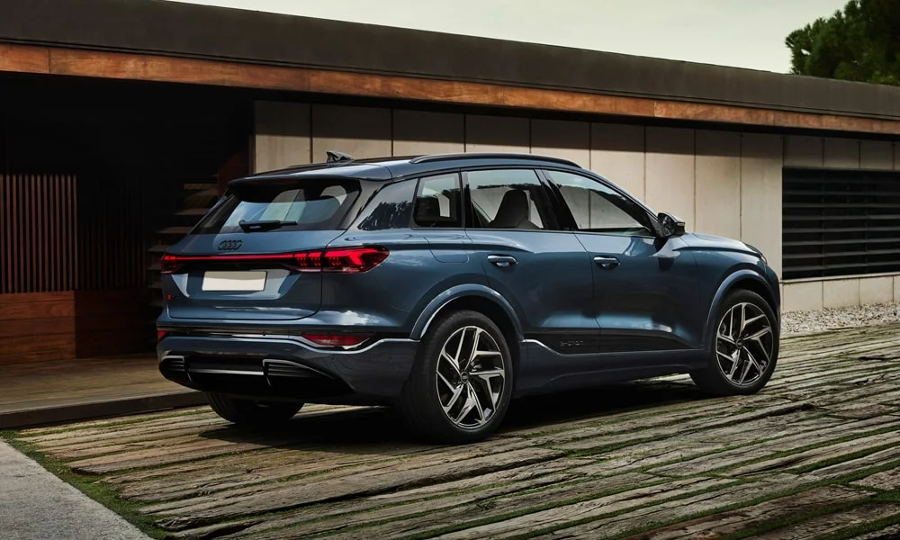 Фото Audi Q6 e-tron (2024) — вид сзади, фото 4. Графика фонарей, бампер и оформление пятой двери Audi Q6 e-tron (2024) — вид сзади, фото 4