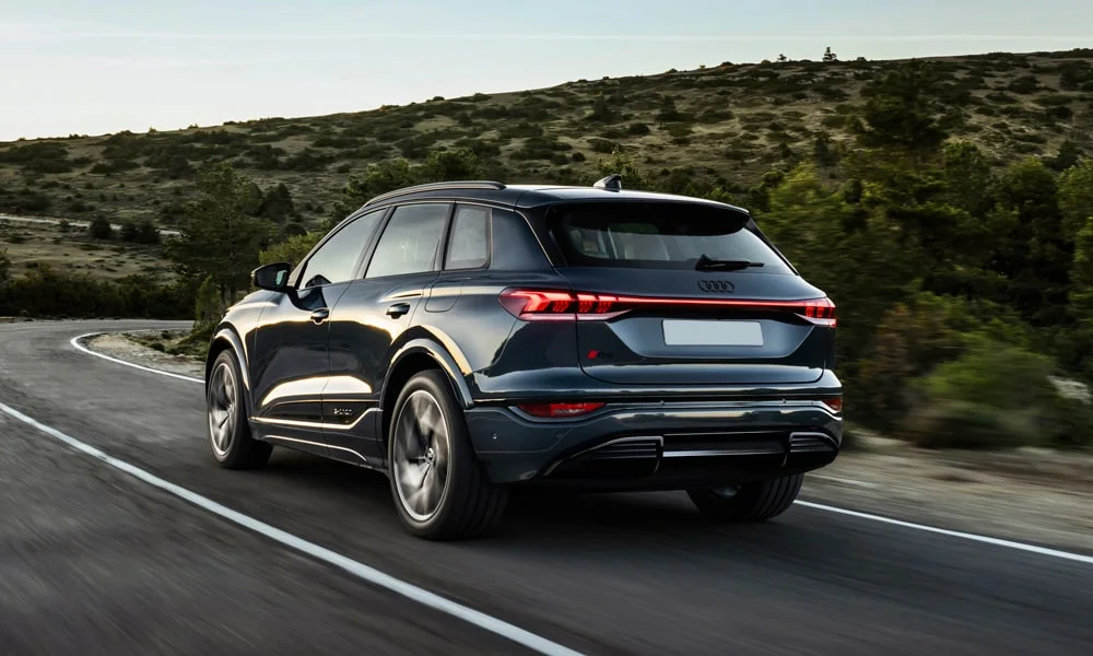 Фото Audi Q6 e-tron (2024) — вид сзади, фото 6. Графика фонарей, бампер и оформление пятой двери Audi Q6 e-tron (2024) — вид сзади, фото 6