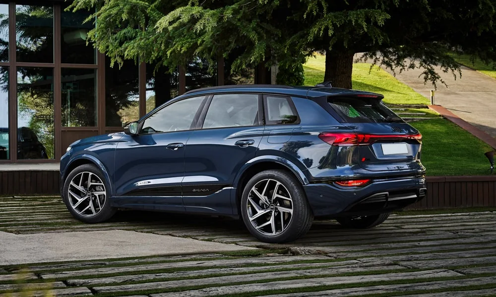 Фото Audi Q6 e-tron (2024) — вид сзади, фото 7. Синий кузов сзади — фонари и бампер определяют ночной образ модели. Светодиодная полоса или раздельные секции — задняя оптика стала главным украшением кормы Audi Q6 e-tron (2024) — вид сзади, фото 7