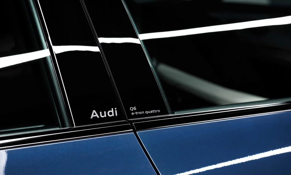 Фото Audi Q6 e-tron (2024) — крыша. Крыша сверху: остекление, рейлинги и антенна-плавник Audi Q6 e-tron (2024) — крыша