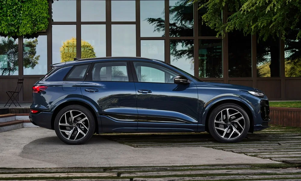 Фото Audi Q6 e-tron (2024) — вид сбоку, фото 2. Профиль кузова: колёсная база, свесы и линия остекления Audi Q6 e-tron (2024) — вид сбоку, фото 2