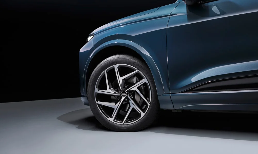 Фото Audi Q6 e-tron (2024) — колесо и диск. Дизайн спиц и профиль резины крупным планом. При подборе зимнего комплекта сохраняйте наружный диаметр колеса Audi Q6 e-tron (2024) — колесо и диск