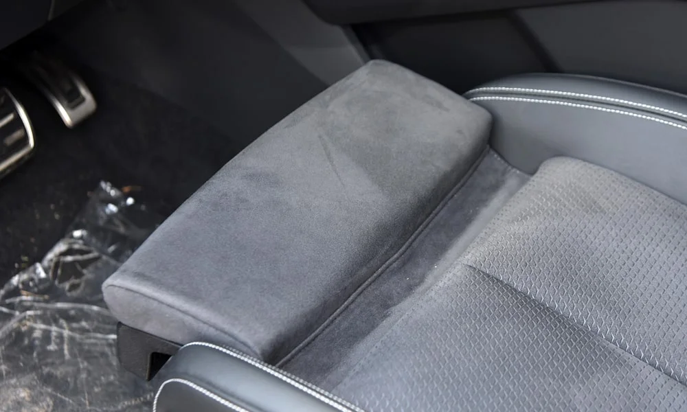 Фото Audi Q6 (2024) — центральный подлокотник. Подлокотник консоли: зона отдыха правой руки и крышка бокса Audi Q6 (2024) — центральный подлокотник