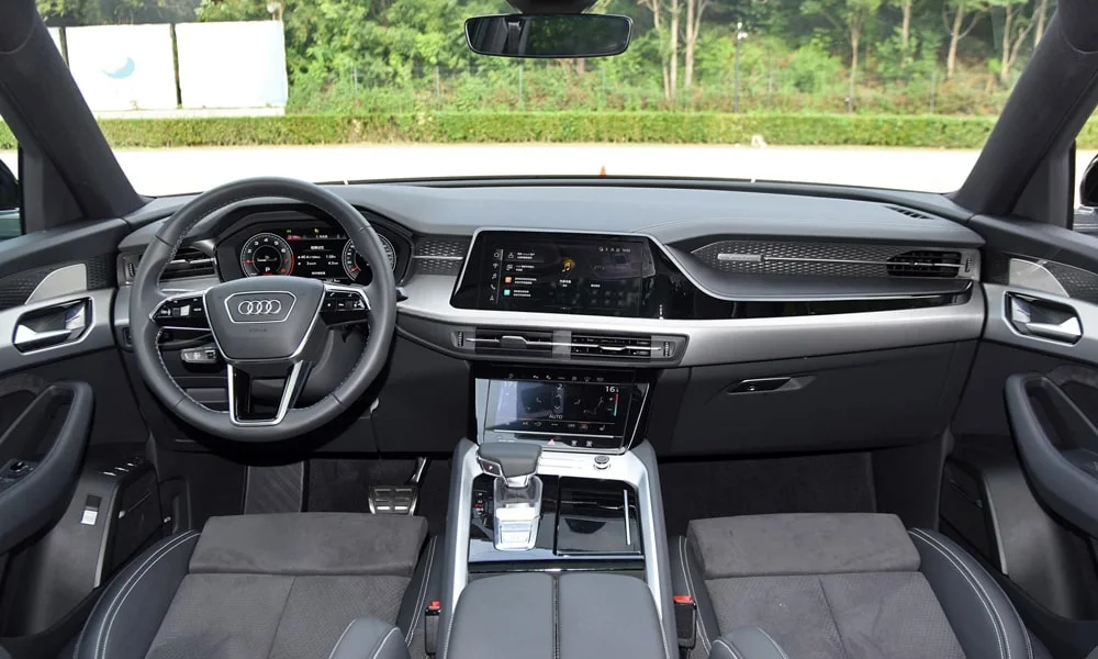 Фото Audi Q6 (2024) — передняя панель. Компоновка экранов, дефлекторов и консоли Audi Q6 (2024) — передняя панель