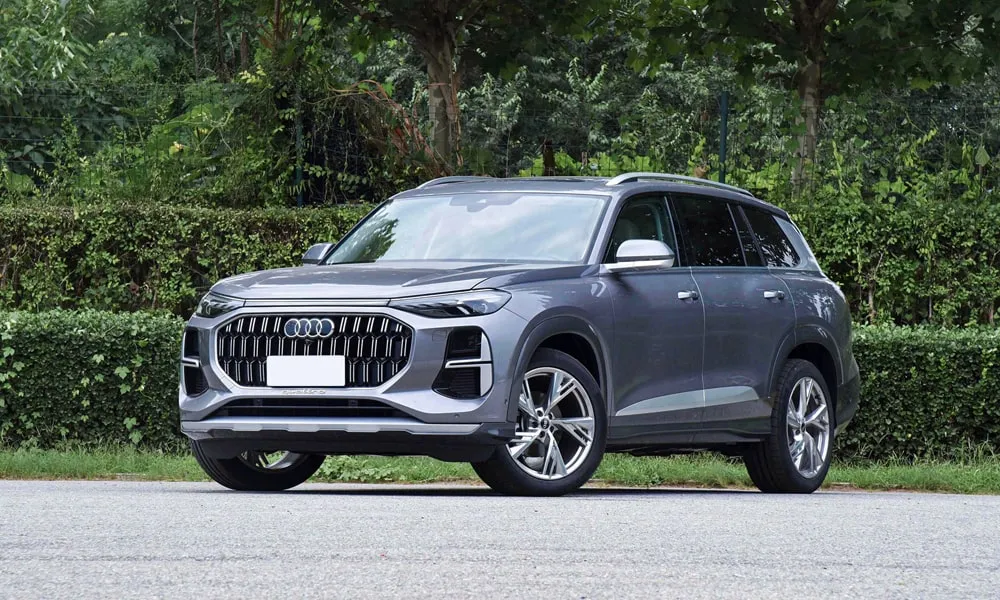 Фото Audi Q6 (2024) — вид спереди, фото 6. Анфас: пропорции капота, посадка кузова и графика ходовых огней. Дневные ходовые огни включаются автоматически с запуском Audi Q6 (2024) — вид спереди, фото 6