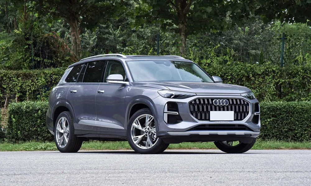 Фото Audi Q6 (2024) — вид спереди, фото 7. Оптика, решётка и бампер — первое впечатление о модели. Дневные ходовые огни включаются автоматически с запуском Audi Q6 (2024) — вид спереди, фото 7