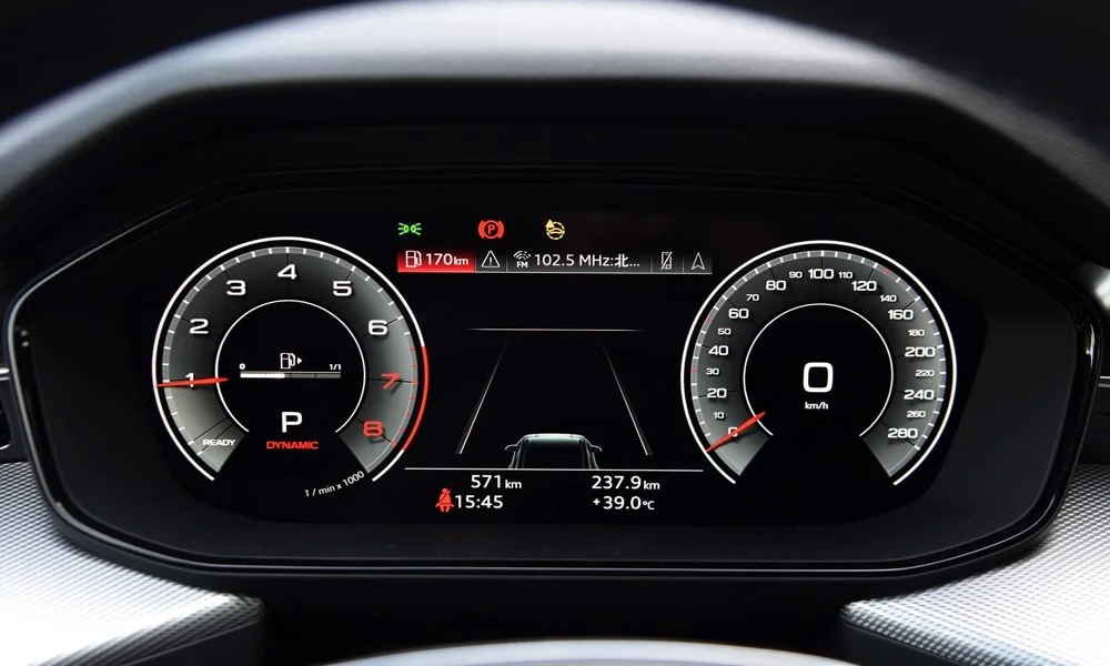 Фото Audi Q6 (2024) — приборная панель. Экран приборов за рулём — вся ходовая информация перед глазами Audi Q6 (2024) — приборная панель