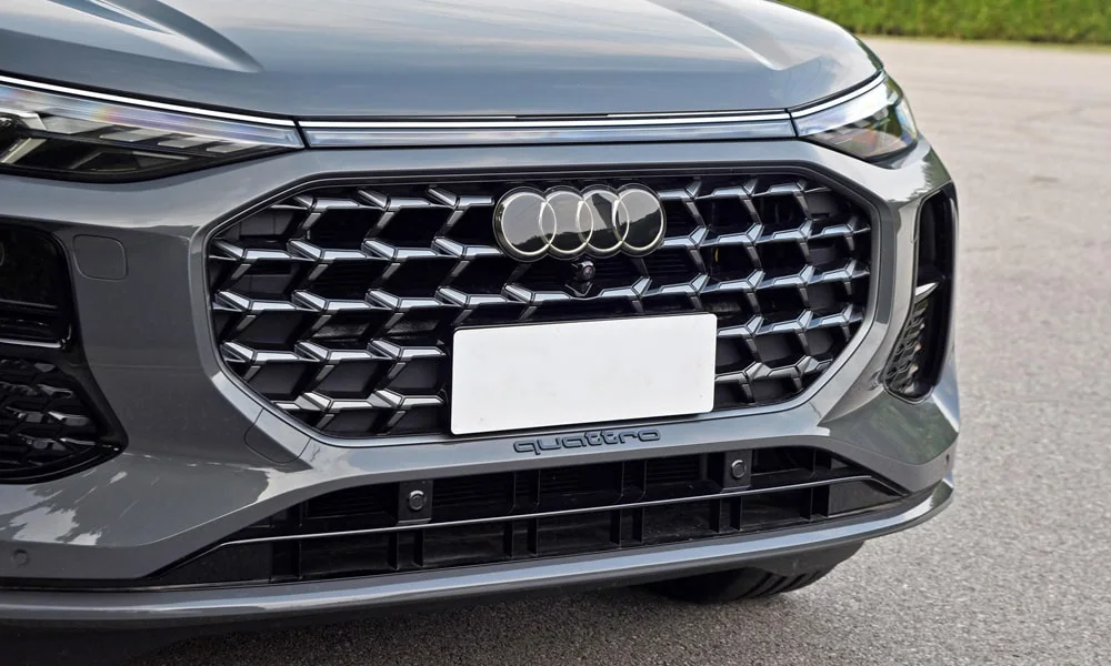 Фото Audi Q6 (2024) — решётка радиатора. Рисунок решётки: сетка, ламели или глухая панель у электроверсий Audi Q6 (2024) — решётка радиатора