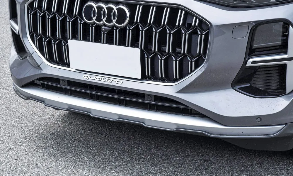 Фото Audi Q6 (2024) — решётка радиатора, фото 3. Фирменный рисунок облицовки — визитная карточка марки Audi Q6 (2024) — решётка радиатора, фото 3