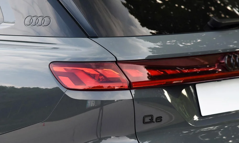 Фото Audi Q6 (2024) — вид сзади, фото 4. Графика фонарей, бампер и оформление пятой двери. Светодиодная полоса или раздельные секции — задняя оптика стала главным украшением кормы Audi Q6 (2024) — вид сзади, фото 4