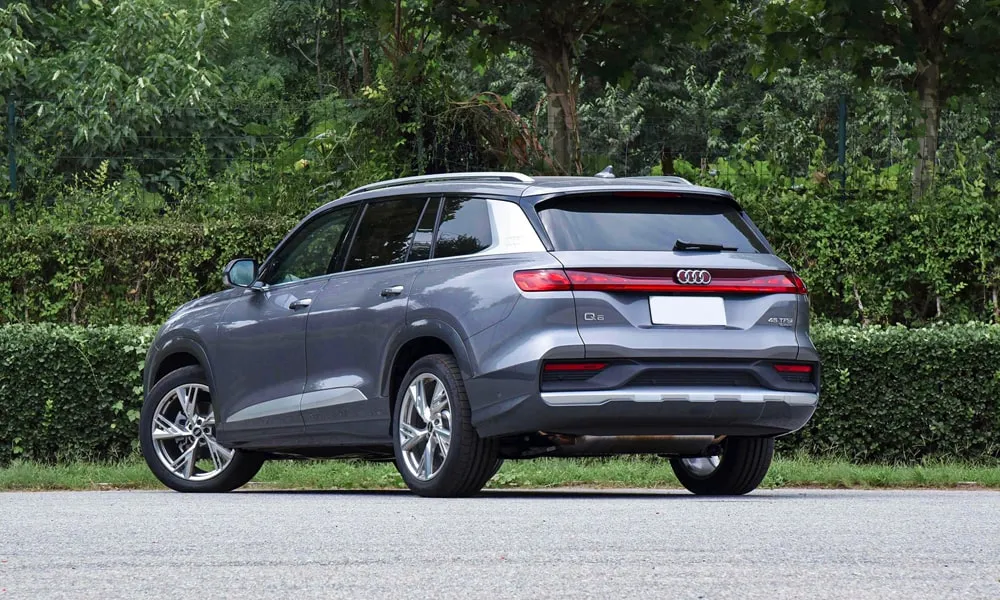 Фото Audi Q6 (2024) — вид сзади, фото 8. Графика фонарей, бампер и оформление пятой двери Audi Q6 (2024) — вид сзади, фото 8