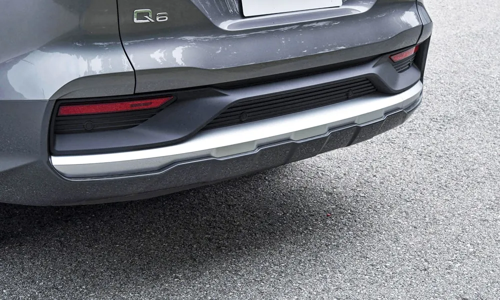 Фото Audi Q6 (2024) — вид сзади, фото 9. Корма в сером цвете: графика фонарей и пластика пятой двери. Насадки выхлопа или их имитация внизу бампера различают версии Audi Q6 (2024) — вид сзади, фото 9