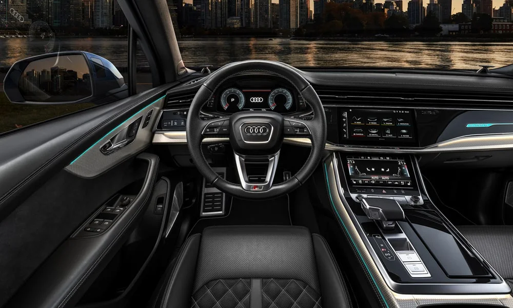 Фото Audi Q7 (2024) — передняя панель. Компоновка экранов, дефлекторов и консоли. Минимум физических кнопок — ставка на экранное управление Audi Q7 (2024) — передняя панель
