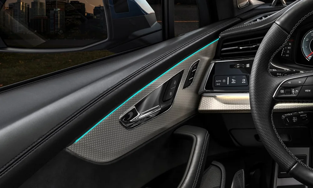 Фото Audi Q7 (2024) — дверная карта. Подлокотник, динамик и блок стеклоподъёмников Audi Q7 (2024) — дверная карта