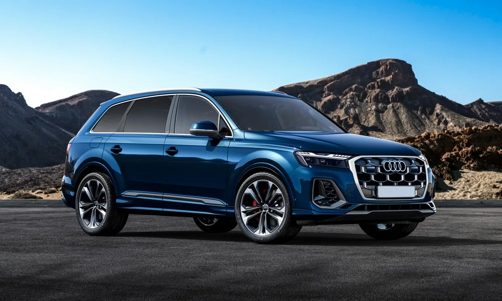Фото Audi Q7 (2024) — вид спереди, фото 4. Оптика, решётка и бампер — первое впечатление о модели. Рисунок ходовых огней — подпись модели, по нему её узнают в потоке Audi Q7 (2024) — вид спереди, фото 4