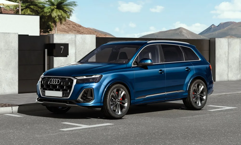 Фото Audi Q7 (2024) — вид спереди, фото 5. Анфас: пропорции капота, посадка кузова и графика ходовых огней. Дневные ходовые огни включаются автоматически с запуском Audi Q7 (2024) — вид спереди, фото 5