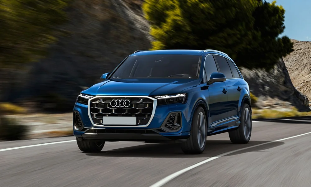 Фото Audi Q7 (2024) — вид спереди, фото 7. Анфас: пропорции капота, посадка кузова и графика ходовых огней. Рисунок ходовых огней — подпись модели, по нему её узнают в потоке Audi Q7 (2024) — вид спереди, фото 7